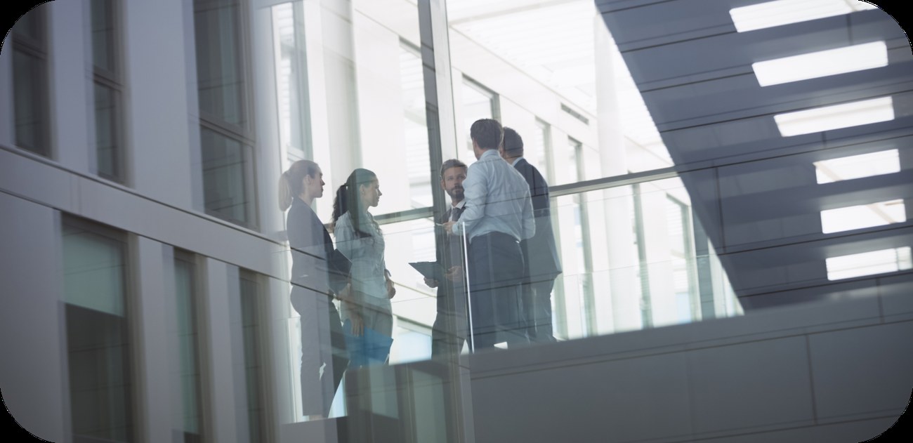 Professionals in overleg in een modern kantoorgebouw