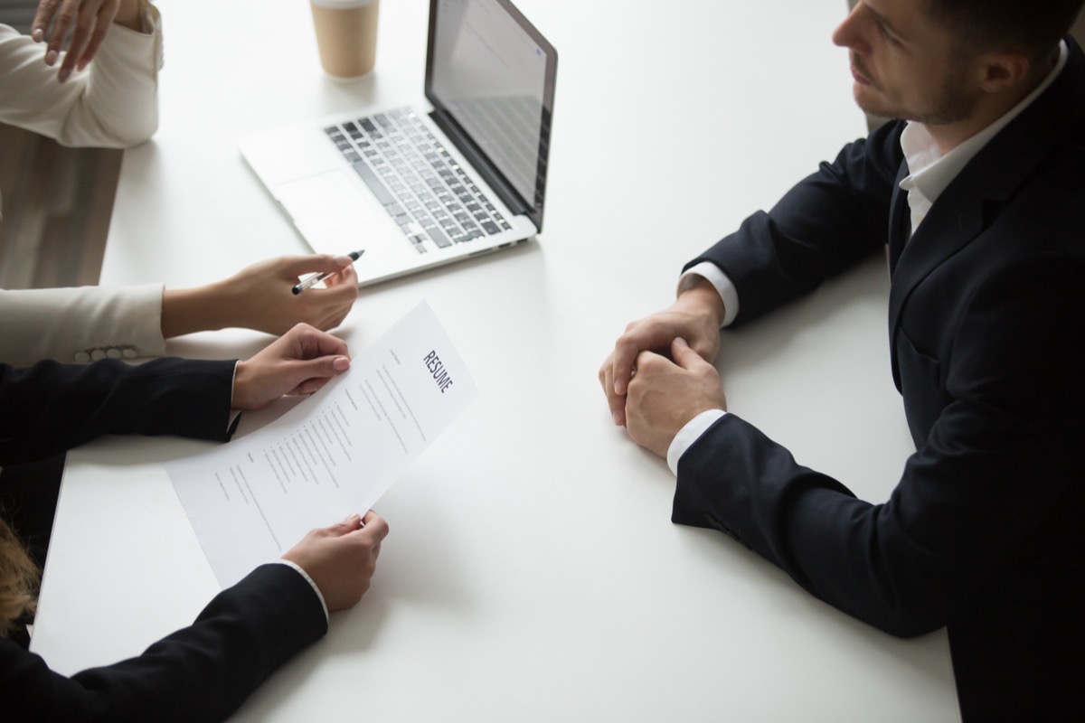 Twee professionals in gesprek aan tafel