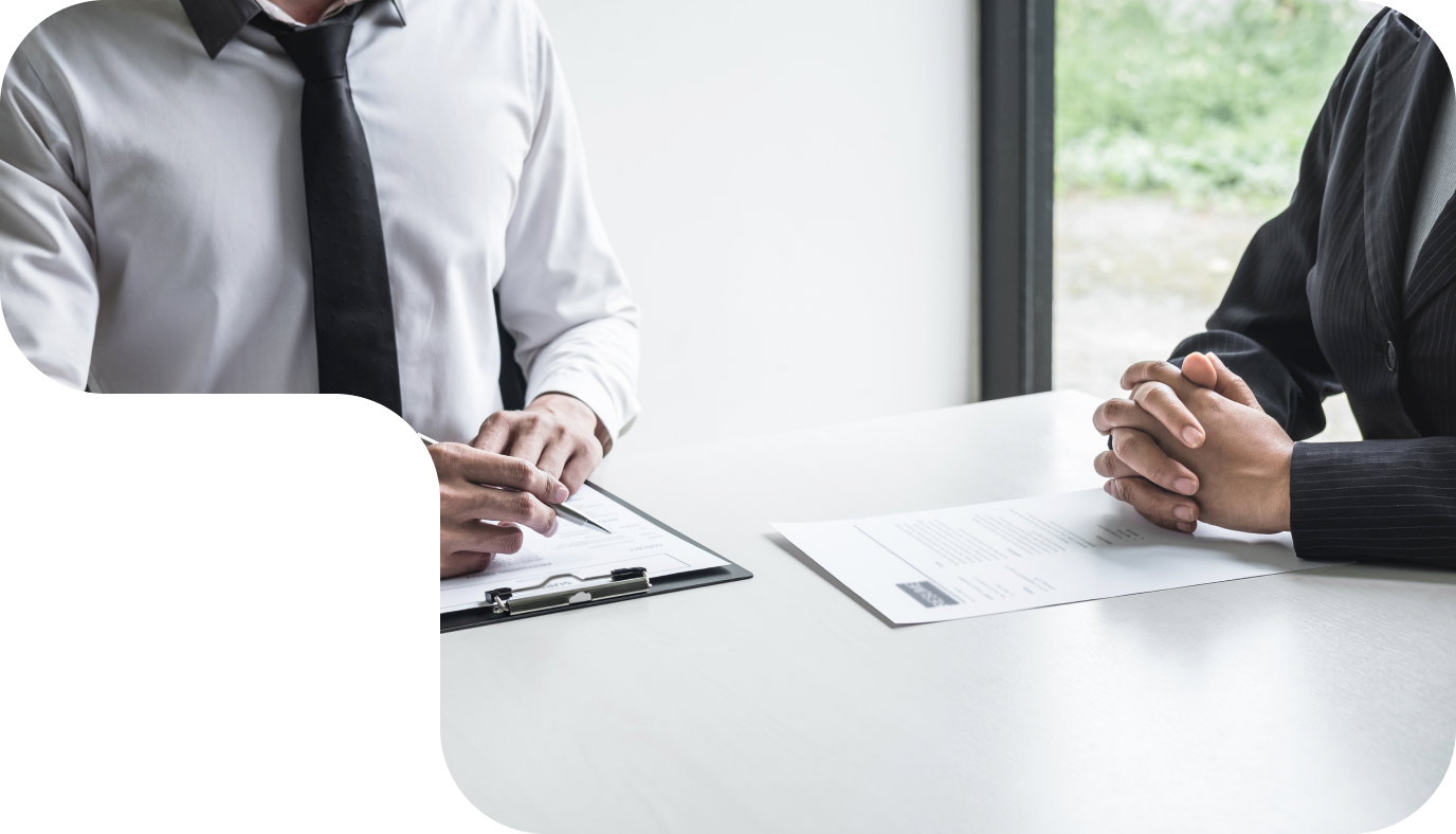 Twee professionals in gesprek aan tafel